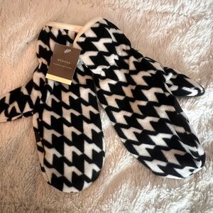 Merona Black and White Patterned Fleece Mittens